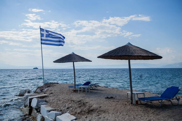 Καρέκλες Παραλίας Και Ομπρέλες Την Εθνική Σημαία Της Ελλάδας Στην — Φωτογραφία Αρχείου