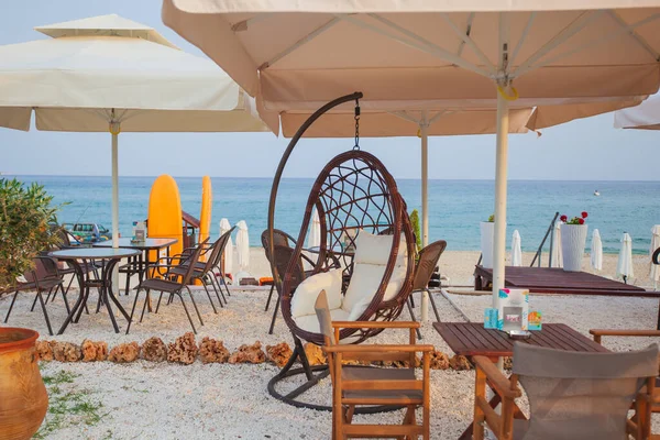 Kumsalda Kahve Içen Beyaz Şemsiyeli Boş Plaj Sandalyesi Deniz Manzarası — Stok fotoğraf
