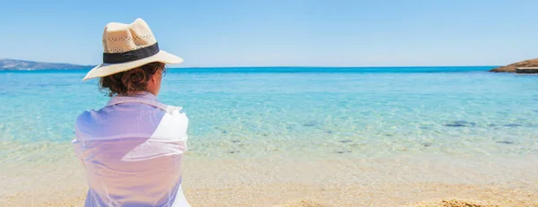 Panoramiczny Sztandar Szczęśliwej Kobiety Białej Koszuli Kapeluszu Relaksujący Piaszczystej Plaży — Zdjęcie stockowe