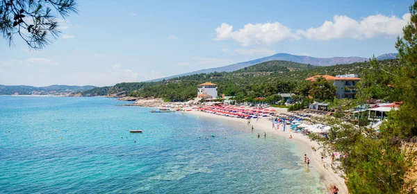 Mavi denizli güzel deniz manzarası. Mavi gökyüzü ve bulutlu doğa manzarası.