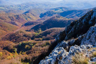 Güneşli bir sonbahar gününde dağ manzarası çok güzel. Bulutlu gökyüzü. Resimli bir manzara var. Sırbistan ve Avrupa.