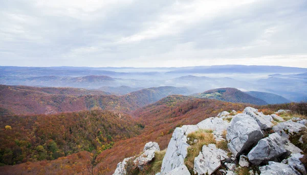 晴れた秋の日に山の風景の美しい景色 曇った空 絵のような景色 セルビア ヨーロッパ — ストック写真
