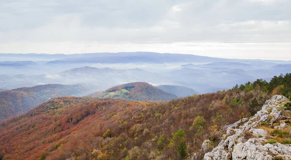 Piękny Widok Górski Krajobraz Mgłą Słoneczny Jesienny Dzień Chmurne Niebo — Zdjęcie stockowe
