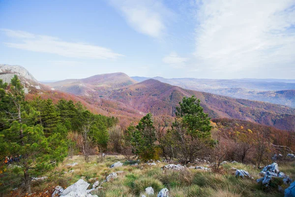 Piękny Widok Krajobraz Górski Słoneczny Jesienny Dzień Chmurne Niebo Malownicze — Zdjęcie stockowe