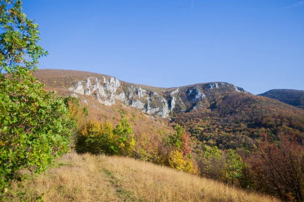 Schöne Aussicht Auf Die Berglandschaft Einem Sonnigen Herbsttag Bewölkter Himmel — Stockfoto