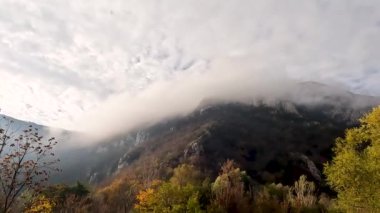 Sonbahar mevsiminde sabahları sisli dağ zirvelerinin inanılmaz manzarası. Güzel doğa, sisli sonbahar manzarası.