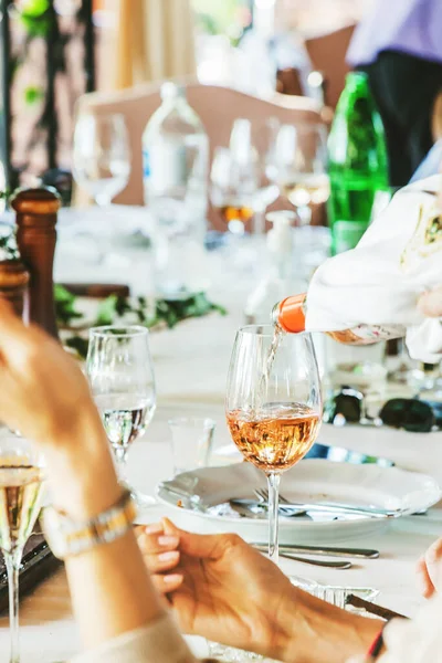 Closeup Άποψη Ποτήρια Του Κρασιού Στο Τραπέζι Του Γάμου Στο — Φωτογραφία Αρχείου
