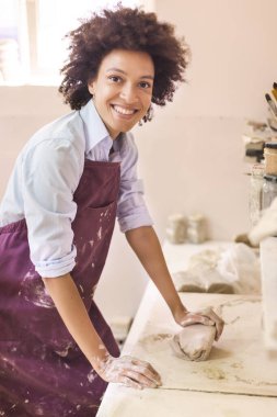 Sanat seramik stüdyosundaki yaratıcı afro-amerikalı genç kadın ressamın portresi.