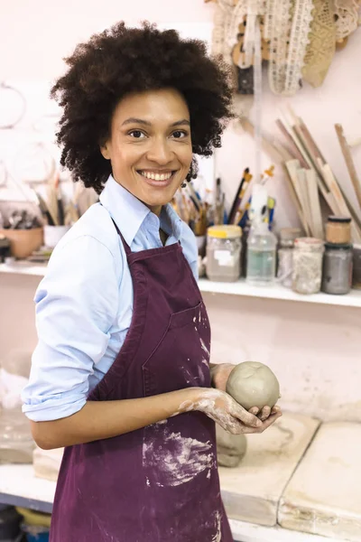 Portret Twórczej Afro Amerykańskiej Młodej Artystki Pracowni Ceramiki Artystycznej — Zdjęcie stockowe