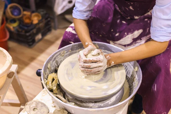 Laboratorio Ceramica Ceramica Artista Femminile Stampaggio Ruota Ceramica Argilla Artigianato — Foto Stock