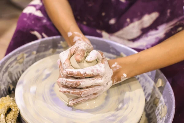 Pottery Workshop Female Ceramic Artist Molding Clay Pottery Wheel Creative — Stock Photo, Image