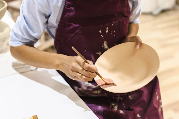 陶瓷艺术家 粉刷粘土碗 创意工艺 陶瓷工作室 — 图库照片