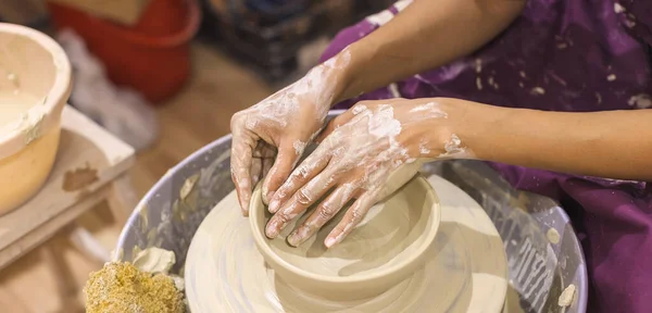 陶芸工房 粘土陶器ホイールを成形する女性陶芸家 手作り工芸品 — ストック写真