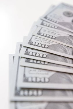 Benjamin Franklin 'in yer aldığı 100 dolarlık banknotun yakın çekimi, Amerikan finans ve başarısının simgesi. Zenginliğin, refahın ve kredi değişiminin mükemmel bir temsili.