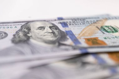 Benjamin Franklin 'in yer aldığı 100 dolarlık banknotun yakın çekimi, Amerikan finans ve başarısının simgesi. Zenginliğin, refahın ve kredi değişiminin mükemmel bir temsili.