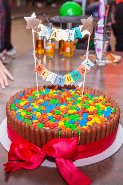 Delicioso Bolo Aniversário Multicolorido Decorado Com Paus Chocolate Doces Para — Fotografia de Stock