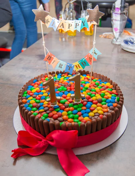 美味的 五颜六色的生日蛋糕 用巧克力棒和糖果装饰 庆祝快乐的生日 — 图库照片