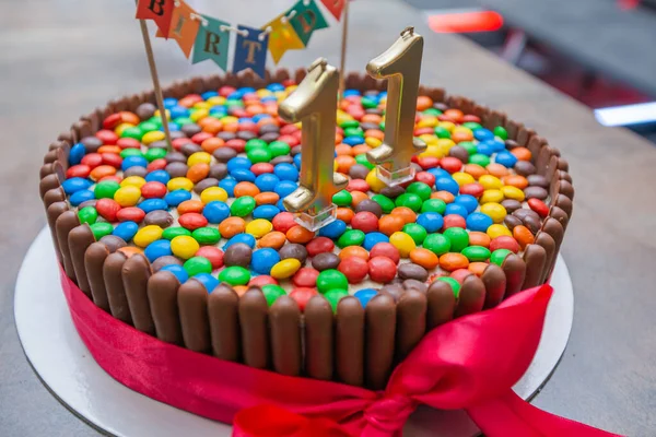 Läcker Flerfärgad Födelsedagstårta Dekorerad Med Chokladpinnar Och Godis För Glad — Stockfoto