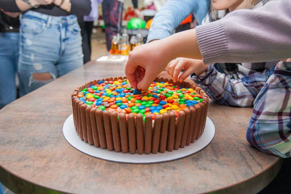 Läcker Flerfärgad Födelsedagstårta Dekorerad Med Chokladpinnar Och Godis För Glad — Stockfoto