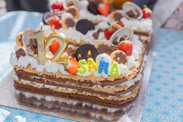 Leckere Geburtstagstorte Mit Süßigkeiten Obendrauf — Stockfoto