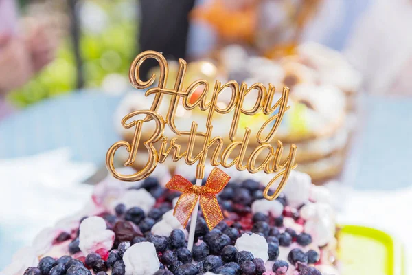 Closeup Birthday Decoration Inscribed Happy Birthday Delicious Birthday Cake Ready — Stock Photo, Image