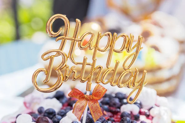 Closeup Birthday Decoration Inscribed Happy Birthday Delicious Birthday Cake Ready — Stock Photo, Image