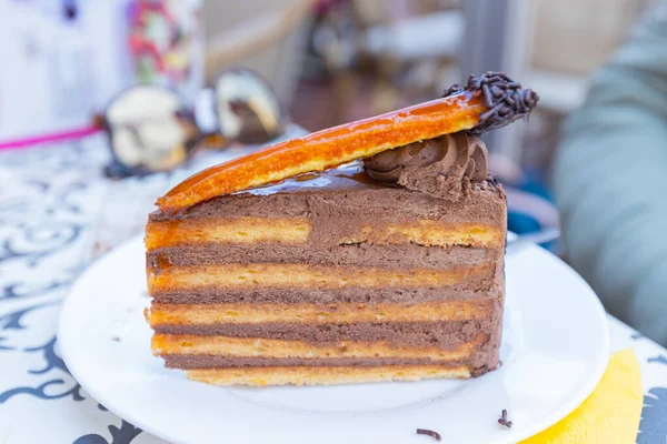 Dobos Torte Decadent Stratificat Gheață Ciocolată Neagră Restaurant Glazura Caramel — Fotografie, imagine de stoc