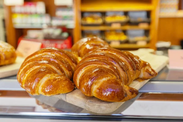 Finom Friss Croissant Egy Pékségben Tökéletes Egy Finom Reggeli Vagy — Stock Fotó