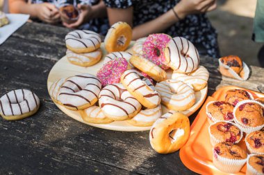 Üzerine krema ve şeker serpiştirilmiş taze çöreklerden oluşan renkli bir karışım. Doğum günü kutlaması için mükemmel bir ziyafet..