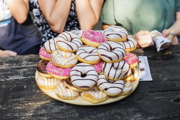 五彩缤纷的新鲜甜甜圈配上糖霜和洒水 是庆祝生日的绝佳选择 — 图库照片