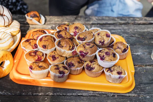 Närbild Bricka Fylld Med Läckra Muffins Hembakade Muffins Med Körsbär — Stockfoto