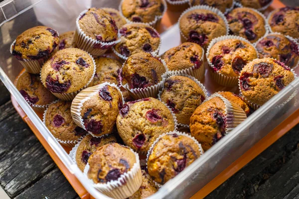 Primo Piano Vassoio Pieno Deliziosi Muffin Cupcake Fatti Casa Con — Foto Stock