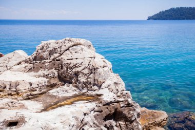 Sahildeki mavi deniz ve beyaz kayalar 