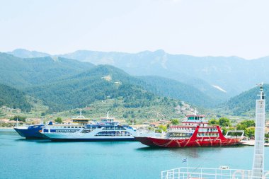 Ege kıyısı boyunca seyahat eden bir yolcu feribotunun, turistleri Yunanistan 'daki tatil beldelerine götüren görüntüsü..