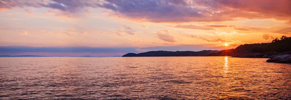 黄昏时的岩石海滩全景令人叹为观止 美丽的天空和金色的地平线映照在平静的海水上 夏日的阳光五彩斑斓 — 图库照片