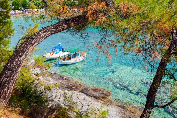 Malerische Küste Blaue Lagune Schöner Sonniger Sommertag Voller Entspannung Boote — Stockfoto