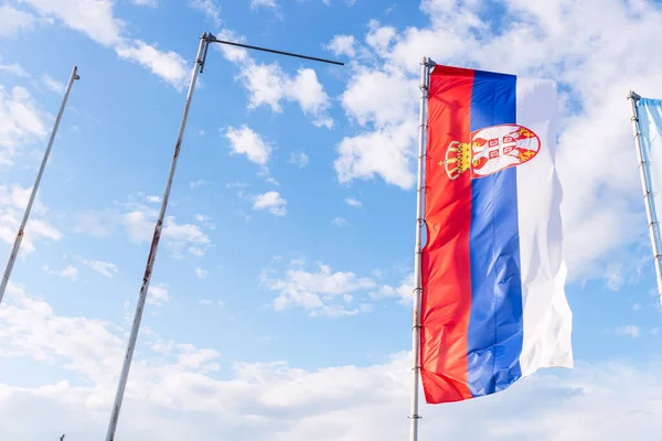 Bandeira Sérvia Orgulhosamente Acenando Contra Céu Azul Sinal Orgulho Nacional — Fotografia de Stock