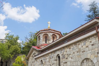 Belgrad kalesi Kalemegdan 'da bulunan Sırp Ortodoks Kilisesi, Aziz Petka Şapeli, mucizevi güçlere sahip olduğuna inanılan bir pınarın üzerine inşa edildi. Belgrad, Sırbistan ve Avrupa.