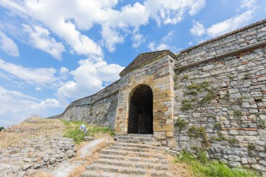 Belgrad Kalesi ve önemli bir temsilci olan Kalemegdan Parkı, Belgrad 'ın kültür mirasının en çok ziyaret edilen turistik merkezi olan Sava ve Tuna nehirlerinin birleştiği yer. Sırbistan ve Avrupa.