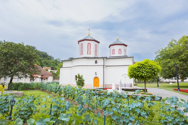 Monasterio Rakovica Iglesia Ortodoxa Serbia Dedicado Los Arcángeles Miguel Gabriel —  Fotos de Stock