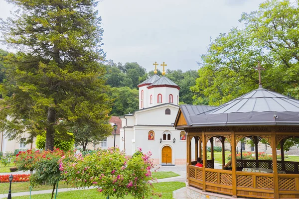 Μονή Ρακόβιτσα Σερβική Ορθόδοξη Εκκλησία Αφιερωμένη Στους Αρχαγγέλους Μιχαήλ Και — Φωτογραφία Αρχείου
