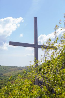 Ortodoks haçı yaz mevsiminde dağın zirvesinde.