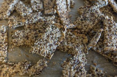 Lezzetli Ev Yapımı Protein Çubukları Çıtır Tohumlar ve Granola karışımı.