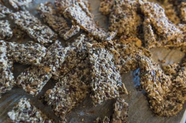 Lezzetli Ev Yapımı Protein Çubukları Çıtır Tohumlar ve Granola karışımı.