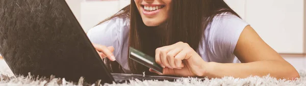 Zakupy Online Piękna Uśmiech Młoda Kobieta Karty Kredytowej Płacąc Przez — Zdjęcie stockowe