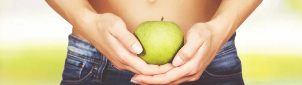 Slim Θηλυκό Τέλειο Σώμα Υγιή Ταιριάζει Δείχνοντας Πράσινο Μήλο Λευκή — Φωτογραφία Αρχείου