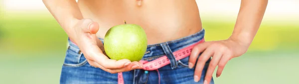 苗条的女性与完美的健康适合的身体 显示绿色苹果 穿着牛仔裤的白种人年轻女子 无法识别的人 饮食和减肥概念 — 图库照片