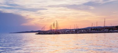 Nikiti limanda gemilerde gün batımı ışık, Sithonia, Yunanistan . Su yansıması ile güzel altın saat.