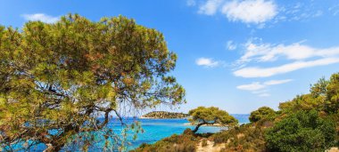 Halkidiki Yunanistan sahil Sithonia turkuaz deniz suyu ve yat Harika yaz deniz manzarası
