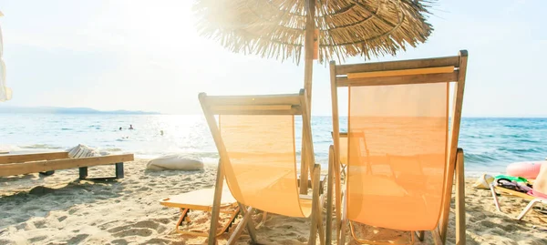 Літній Відпочинок Концепція Подорожей Порожні Пляжні Стільці Сонячним Абажуром Піску — стокове фото